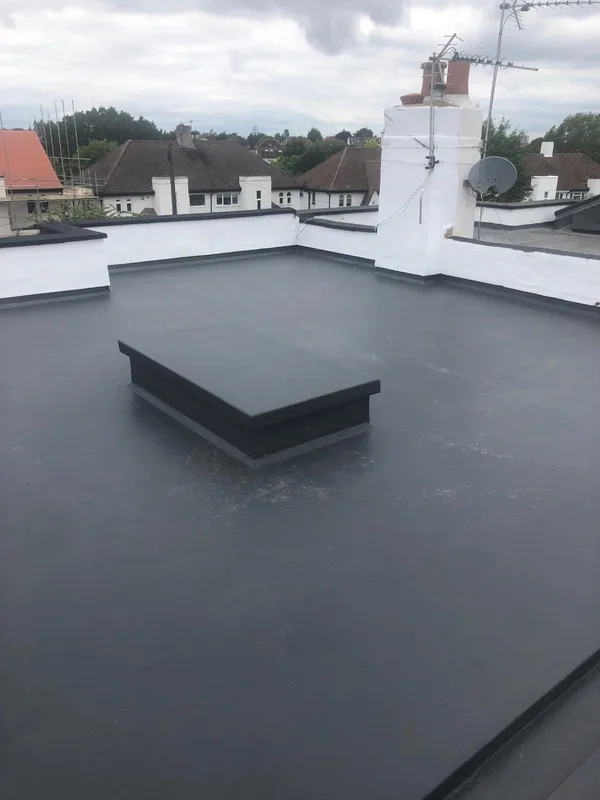 Flat roof with a roof hatch and rooflight