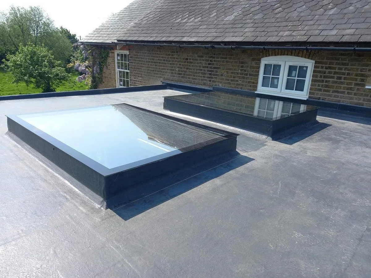 Flat roof with a glazed roof lantern
